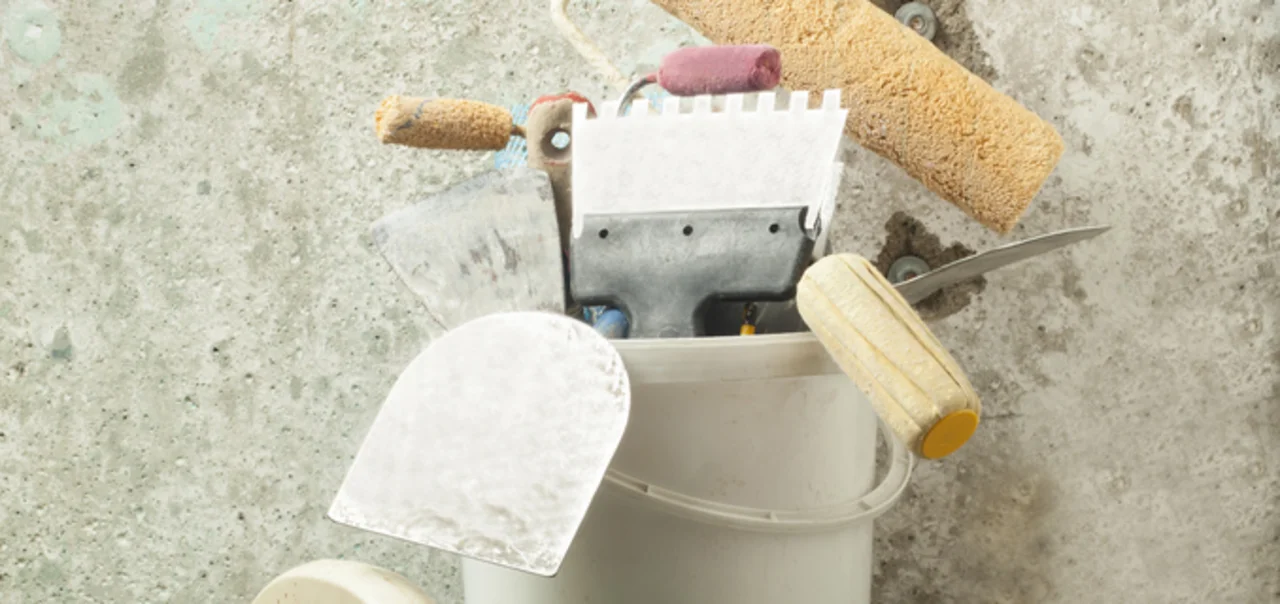 Tapetenzubehör - Kunststoff-Eimer mit Bau-Tools. Renovierung-Konzept. - Stock-Fotografie