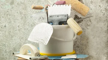 Kunststoff-Eimer mit Bau-Tools. Renovierung-Konzept. - Stock-Fotografie