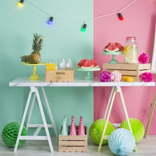 Wandfarbe - Dekorierter Partytisch vor einer bunt gestrichenen Wand, Farben Pink und Mint.