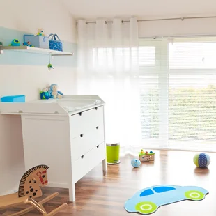 Kinderzimmer mit Holzfußboden Laminat Parkett und Gardine Voile am Fenster - Kinderzimmer mit Holzfußboden Laminat Parkett und Gardine Voile am Fenster