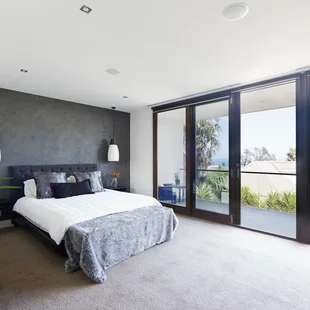 Geräumiges Interieur des Designer-Hauptschlafzimmers in luxuriösem australischen Haus - Stock-Fotografie - Geräumiges Interieur des Designer-Hauptschlafzimmers in luxuriösem australischen Haus - Stock-Fotografie