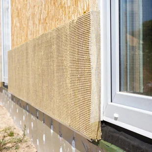 Montageprofil mit Abschlussleiste - Nahaufnahme Blick auf Haus Wand mit Kunststoff-Fenster - Stock-Fotografie