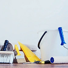 gut ausgerüstet - Komposition mit verschiedenen tools für tapezieren und Rollen Tapete gegen weiße leere Wand - Stock-Fotografie
