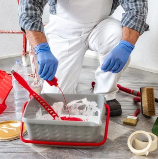 große Farbauswahl selber anmischbar - Professionelle Maler bei der Arbeit bereitet die Wandfarbe - Stock-Fotografie