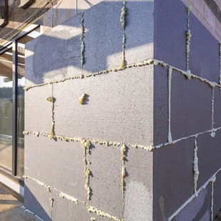 Befestigung mit PU-Schaum - Graphit Styropor Sonneneinstrahlung auf das neue Haus im Bau - Stock-Fotografie