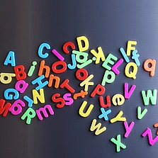 magnetisch - Bunte magnetischem Buchstaben auf Kühlschrank - Stock-Fotografie