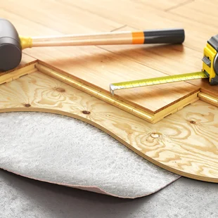 Hartbeläge - Stapel von Parkett. Kirschholzmöbeln, Bauholz Arbeit und Holzarbeiten Industrie Konzept: Stapel von hölzernen Holzbohlen auf dem Holzboden. 3D illustration - Stock-Fotografie