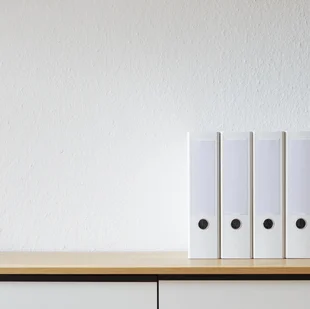 Strukturen - Dateiordner auf modernes Sideboard in hellen Raum - Stock-Fotografie
