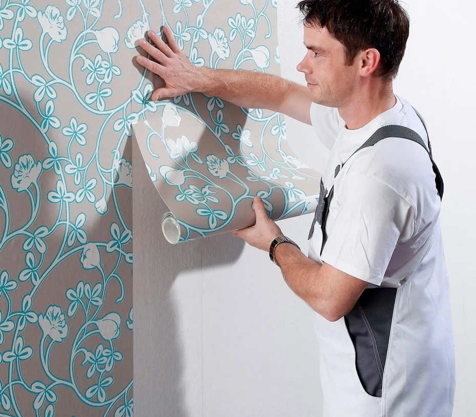Tapezierarbeiten - Decor-Union Service 027a Ein Tapezierer verklebt eine Mustertapete Rapportgerecht an der Wand