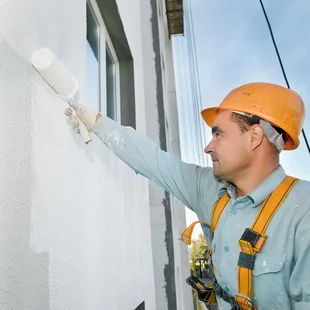 Grundierung für die Fassade - builder Fassade Maler bei der Arbeit - Stock-Fotografie