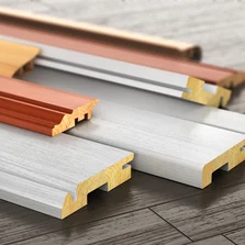 Fantastisch große Auswahl an Farben, Strukturen & Mustern Unterschiedliche Optiken – passend für jedes Dekor. - Satz von Sockelleisten verschiedenen Form auf Holz Hintergrund - Stock-Fotografie