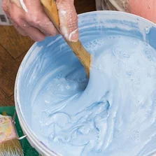 Optimale Verarbeitung - Mischen von Farbe in einen Eimer - Stock-Fotografie