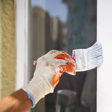 gute Deckkraft - Man painting frame of the window - Stock-Fotografie