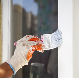 Fensterrahmen - Man painting frame of the window - Stock-Fotografie