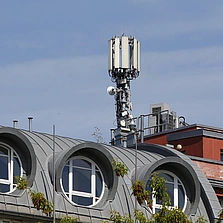 strahlungsarmes Wohnen - Mobile Antenne auf dem Dach eines Gebäudes - Stock-Fotografie