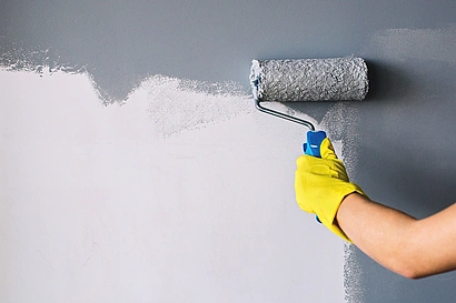 Auftragen von Farbe an der Wand mit einem Farbabroller - Auftragen von Farbe an der Wand mit einem Farbabroller